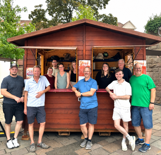 Gemeinschaft und Zusammenhalt: Das Team der SPD Walldürn vor der Ausschankhütte beim Dürmer FEIERabend – bestens gelaunt, gut vorbereitet und gemeinsam im Einsatz für einen gelungenen Abend auf dem Schlossplatz.